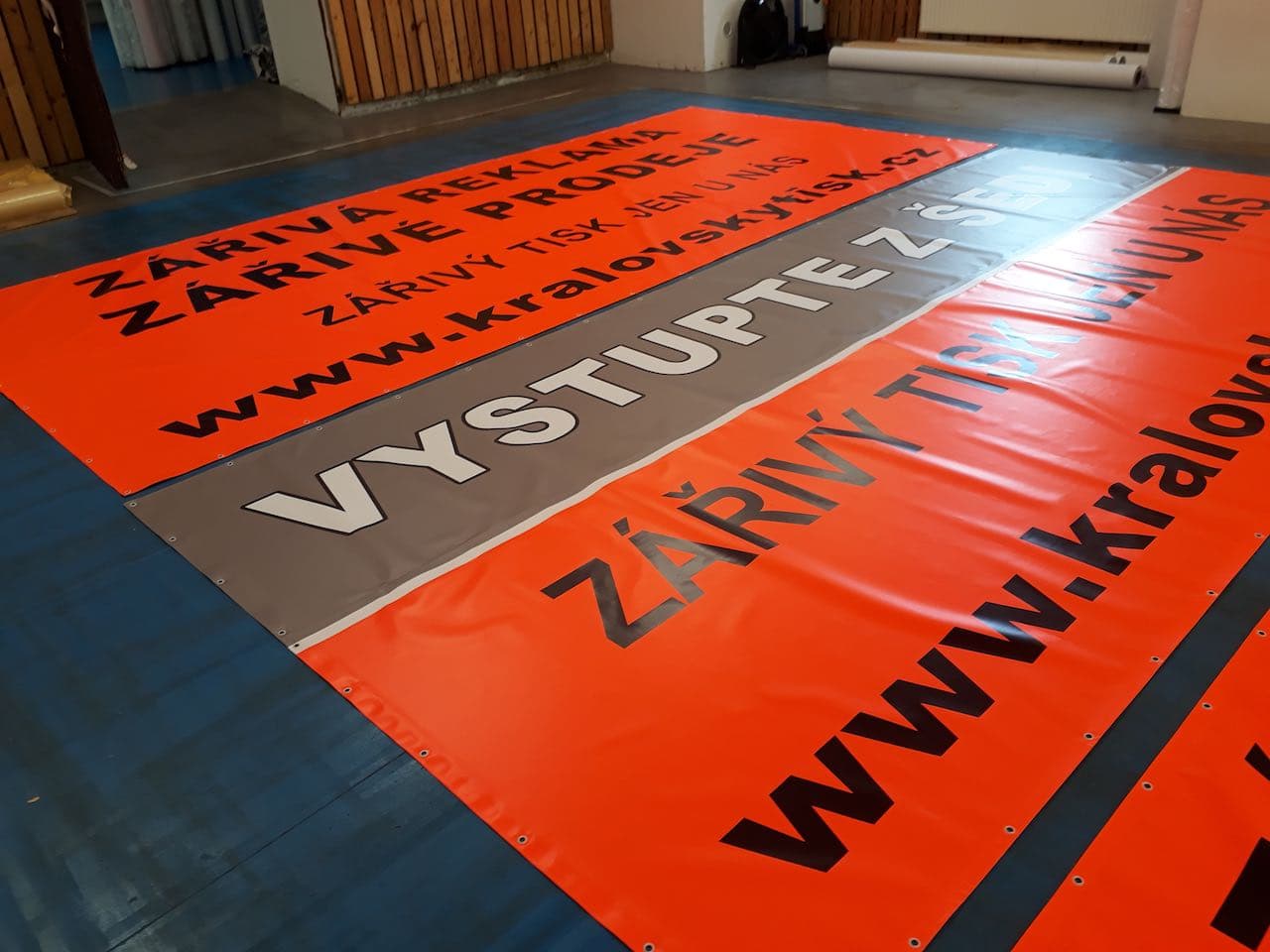 Fluorescenční banner – 1. fotka potištěného materiálu