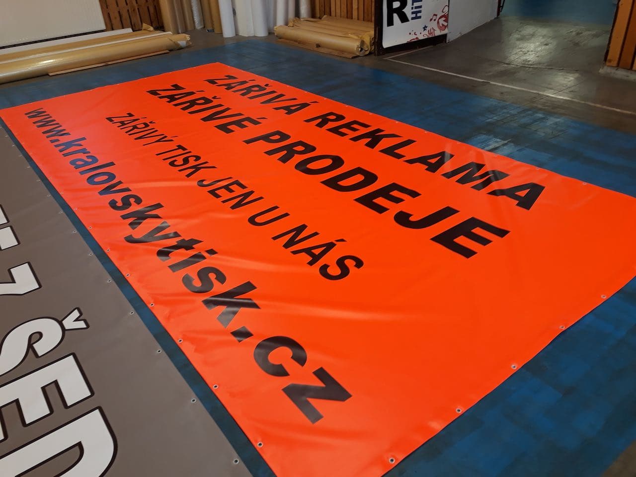 Fluorescenční banner – 2. fotka potištěného materiálu