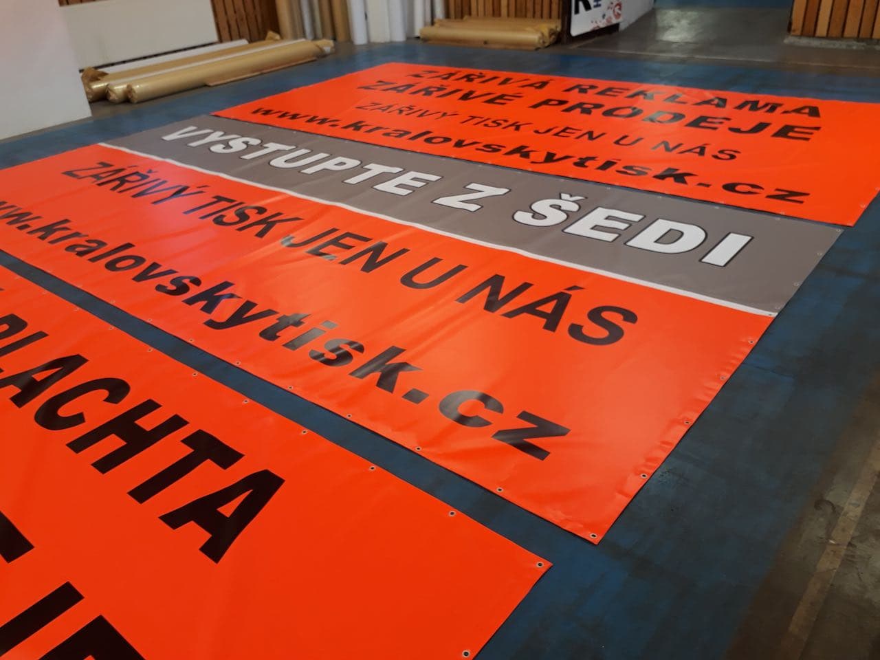 Fluorescenční banner – 3. fotka potištěného materiálu